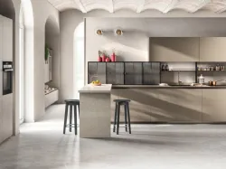 Cucina su misura Libra in laminato Urban Bronze e decorativo Oriental Light di Scavolini