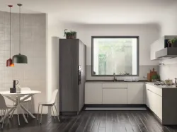 Cucina su misura Libra in laccato opaco Bianco Prestige, laccato opaco dogato Grigio Airone e decorativo Oriental di Scavolini