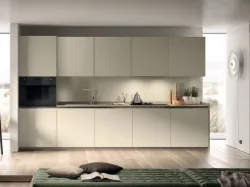 Cucina su misura Lumina in laccato Tortora e laminato Strips Urban Gold di Scavolini