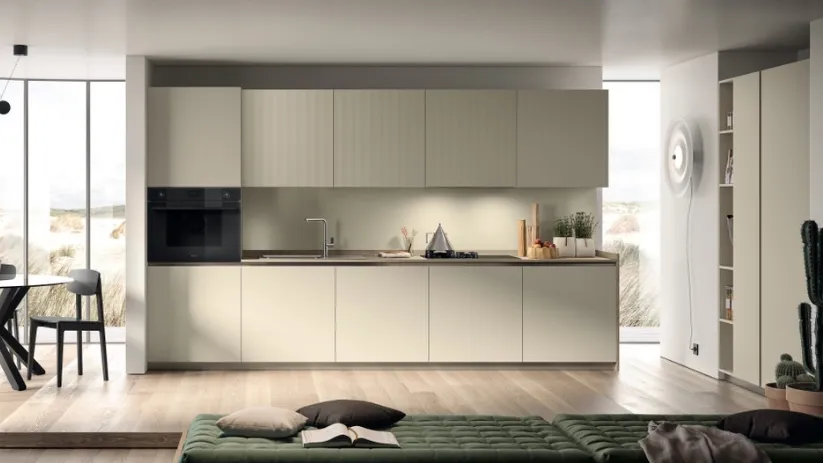 Cucina su misura Lumina in laccato Tortora e laminato Strips Urban Gold di Scavolini